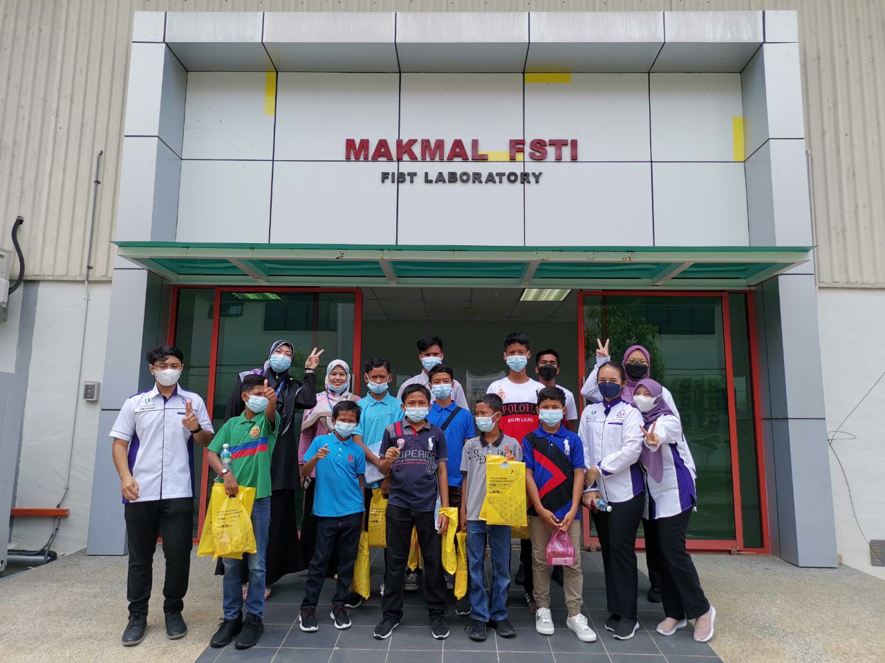 Lawatan Pelajar-pelajar Rumah Kanak -Kanak Tengku Ampuan Fatimah ke Makmal FSTI